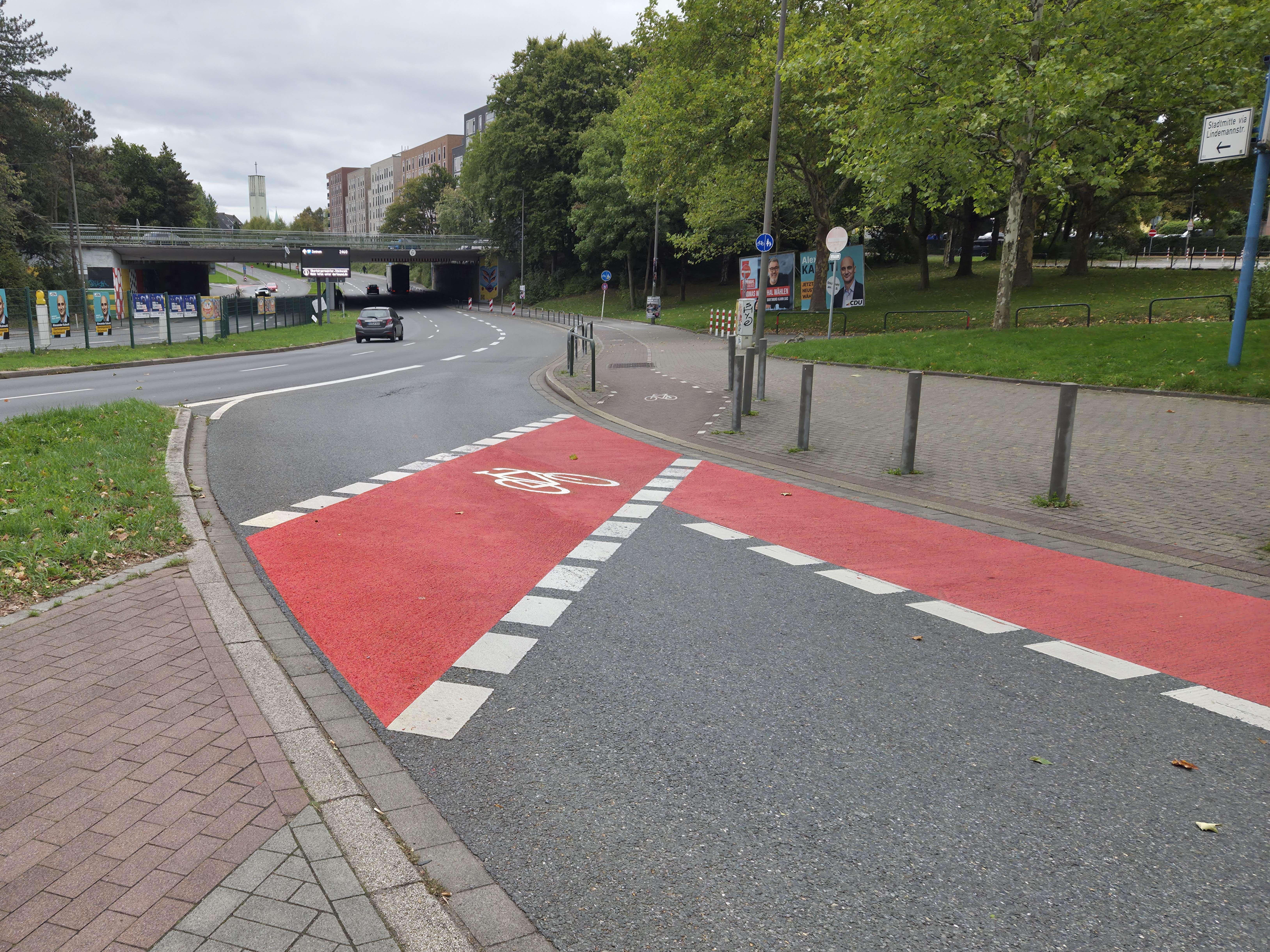Zwei rote Fahrradfurten treffen an einer Eimündung aufeinander.