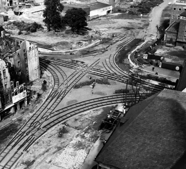 Die Straße Friedhof 1953, mit dem Blick auf den Bau von Schienenstrecken der Stadtbahn