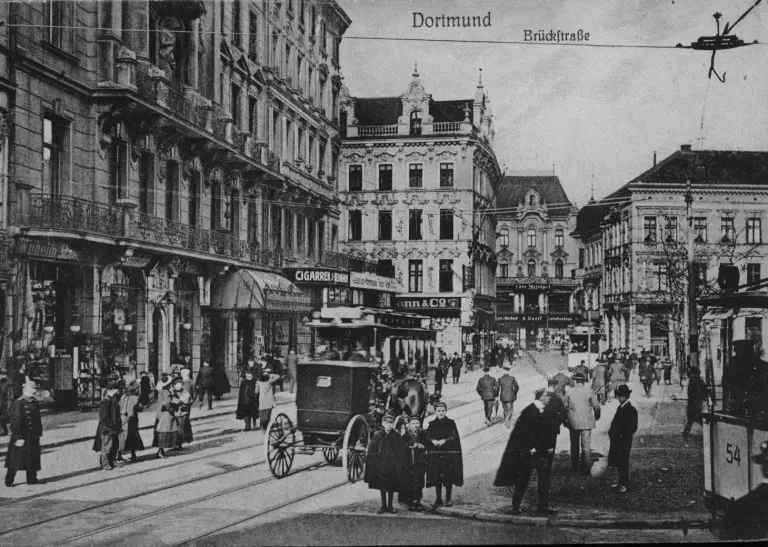 Die Brückstraße 1907, eine belebte Innenstadtsituation, viele Geschäfte, Fußgänger und Kutschen sind zu sehen