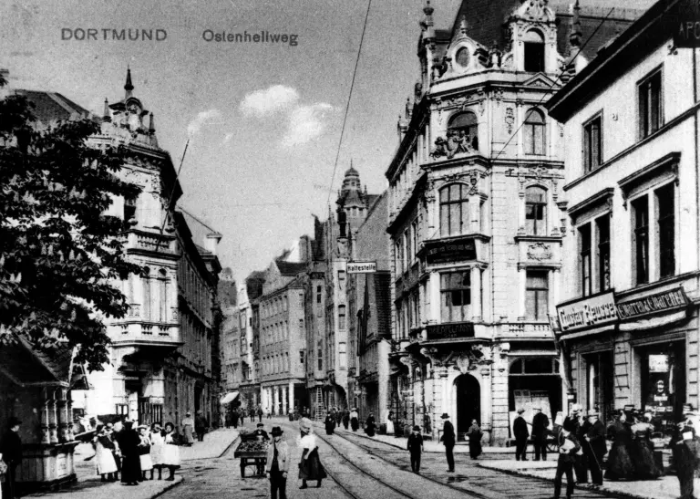 Der Ostenhellweg um 1914, eine belebte Innenstadtsituation rechts und links viele Geschäfte und Fußgänger