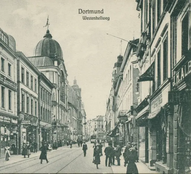 Der Westenhellweg 1911, eine belebte Innenstadtsituation rechts und links viele Geschäfte, Fußgänger sowie eine Straßenbahn