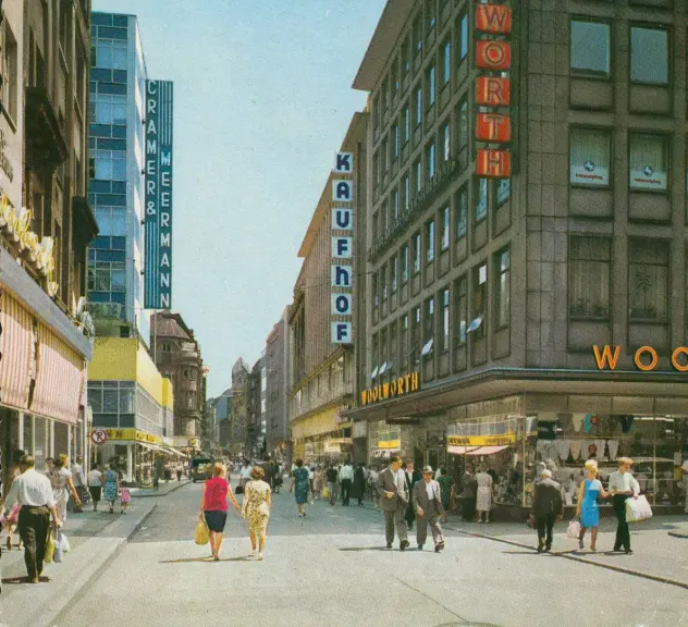Westenhellweg 1970, belebte Innenstadtsituation rechts und links sind große Kaufhäuser sowie viele Fußgänger 