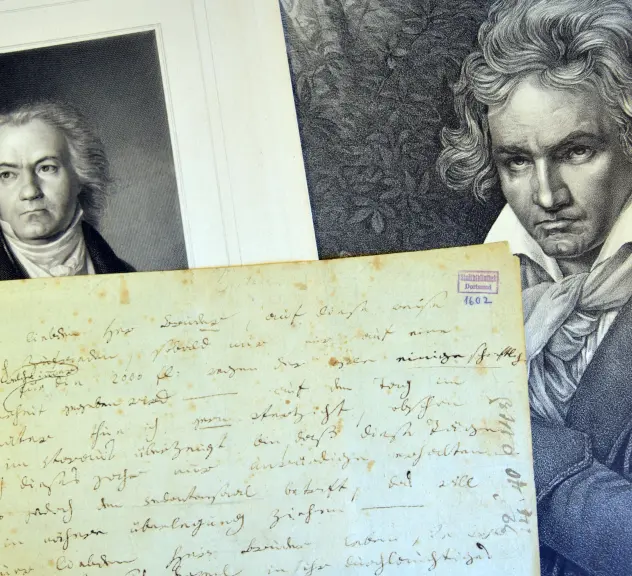 Zwei Zeichnungen mit Männern und ein handgeschriebener Zettel