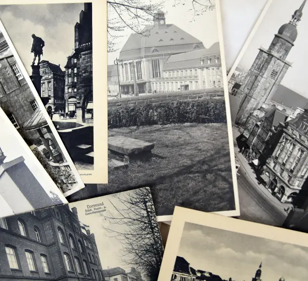sieben schwarz-weiß Fotos mit Gebäuden