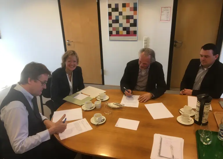 Die Leitungen des ZfsL Dortmund und der Bibliothek bei der Unterzeichnung einer Vereinbarung