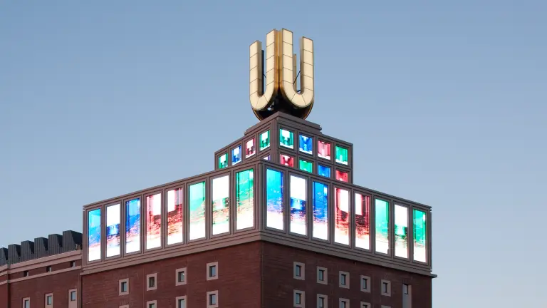 Das bunt beleuchtete Gebäude Dortmunder U in der Abenddämmerung 