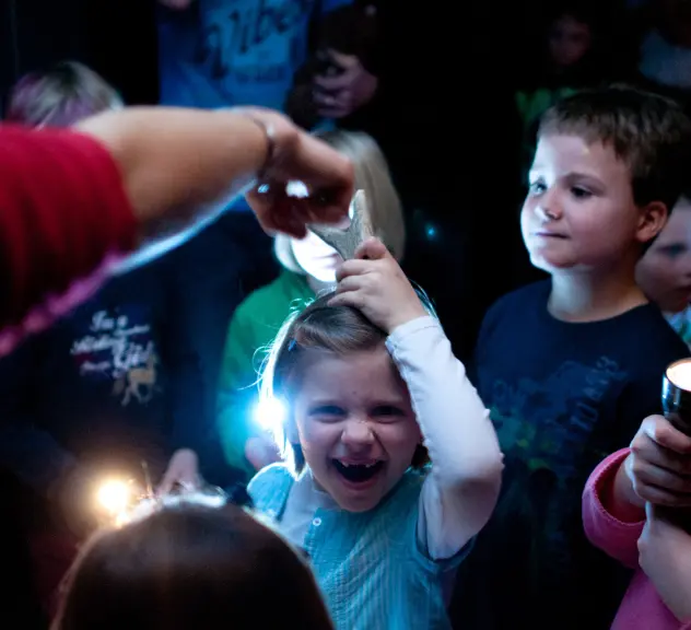 Kinder mit Taschenlampen während einer Führung
