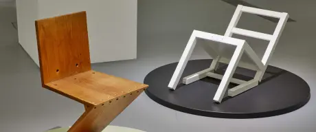 Stühle als Teil der Ausstellung