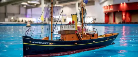 Model des Schiffs "Noordsvaarder" in einem Wasserbecken