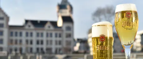 Biergläser der Stifts Brauerei vor der Hörder Burg