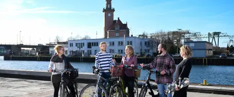 Menschen mit Fahrrädern am Dortmunder Hafen