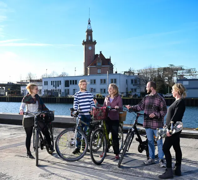 Menschen mit Fahrrädern am Dortmunder Hafen