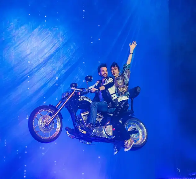 Die Ehrlich Brothers auf einem fliegenden Motorrad 