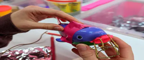 Kinder basteln einen "Müll-Fisch", der die Ozeane reinigen kann