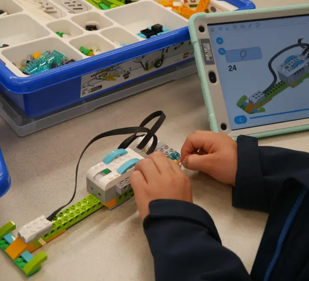 Programmierung mit Scratch Junior für den Bau eines kleinen Lego-Roboters