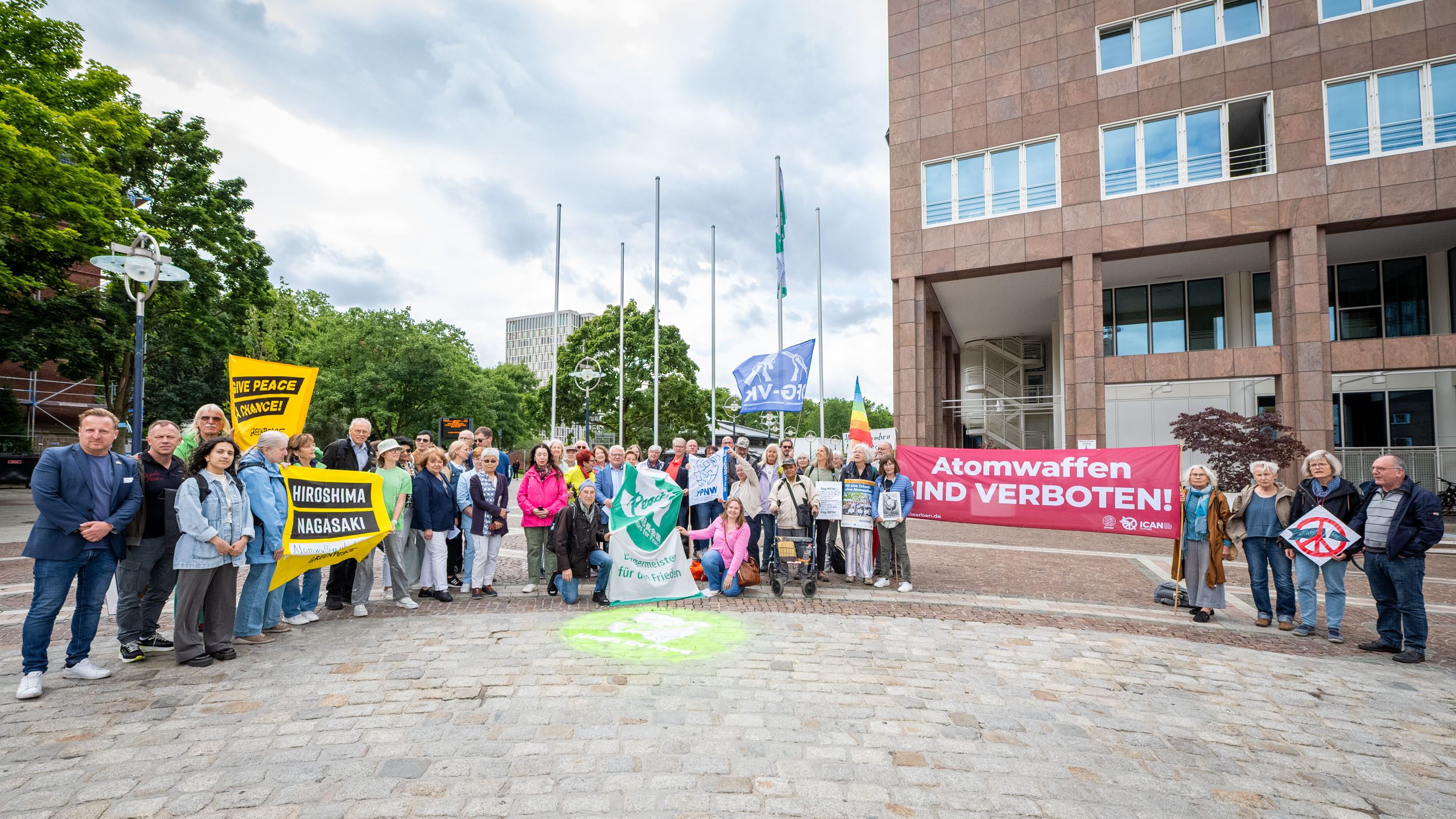 Zwei Menschen bringen eine Flagge an.