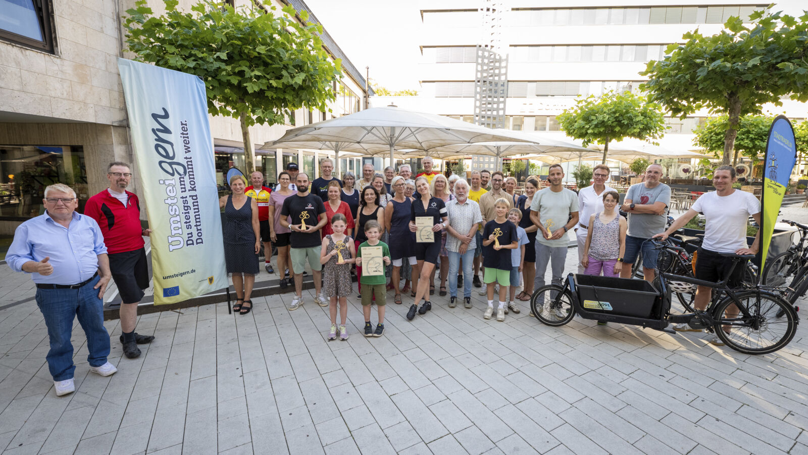 Eine Gruppe von Menschen, die beim Stadtradeln mitgemacht haben, werden mit ihrer Auszeichnung abfotografiert.